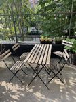 Bortskänkes: cafébord och stolar