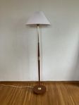 Golvlampa i teak och mässing