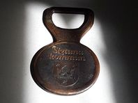 Sigtuna Kommun . Flasköppnare med historisk bakgrund..