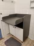 Skötbord med förvaring