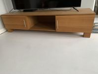 Tv-bänk i trä
