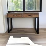 Stilrent skrivbord i återvunnet trä – Woodenforge