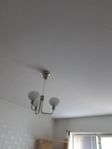 Taklampa tre armar vita lampskärmar