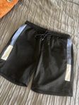 Svarta träningsshorts med blå och vita detaljer