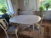 Gustavianska bord stolar och sideboard.