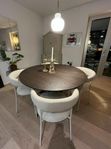 bord i mörkbrun ek + 4 st benvita stolar