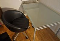 Skrivbord/Bord(glasskiva) med Snurrstol.