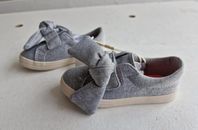 Nya grå sneakers med rosett från Zara, storlek 25