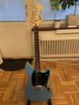 SQUIER MUSTANG MED CASE & STATIV 