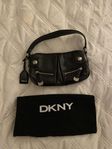 Axelremsväska DKNY