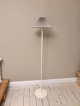 Golvlampa med beige plisserad lampskärm