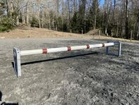 Cavalettihinder, bommar och hinderstöd