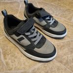 Nya Sneakers, Grå/Svart storlek 34 innermått 22,3cm