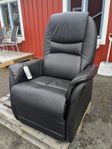 Eldriven fåtölj i svart skinn