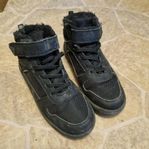 Höga sneakers Svarta stl 34 innermått 22,3