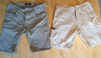 Två shorts: Replay (waist stl. 32) och Heavy Jeans (Stl. M)
