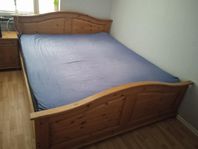STOR DUBBELSÄNG MÅT 180x200 med MADRASSER