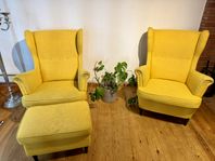 Två IKEA Strandmon fåtöljer + fotpall 