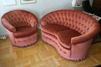 Rosa svängd soffa med fåtölj. 