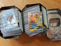 400 Pokemonkort / Pokemon kort i plåtlåda