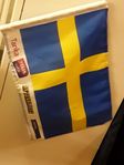 En liten svensk flagga med Svenska spel &  ATG reklam . 