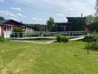 Ramp med ställbara ben och räcke 