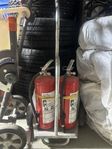 2 brandsläckare på vagn pulver 