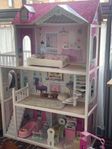 Barbiehus med Barbiedockor och tillbehör 