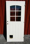 Ytterdörr med öppning för kattlucka