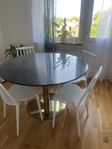 Svart/grått marmor köksbord samt avlasningsbord.
