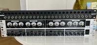 Patchbay, outboard fx, rackstand och Mackie mixer