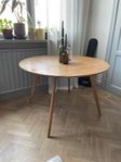 Runt Matbord Yumi i Ekträ , 115 cm - Rowico Home