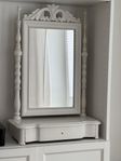 Vacker antik spegel med snidad dekor – shabby chic