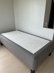 Säng, skrivbord, matbord, stolar från IKEA