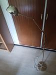 Golvlampa guldfärgad