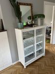 Bruka design Vitrinskåp vitt