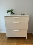 Vit byrå IKEA med gott om förvaring