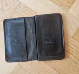 Korthållare i svart läder med 16 fack. Storlek 10x8 cm.