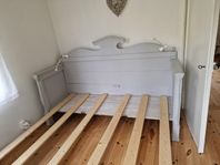 Gråmålad antik kökssoffa (/säng 160*200)