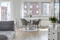 matbord i marmor exklusiv samt 4st ljusgråa stolar Jotex br