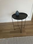 Runt sidobord i svart metall – stilrent & praktiskt