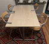 Matbord med 4 stolar Ljust trä och metall 123*72 cm