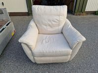 Snurrfåtölj och sittpuffar
