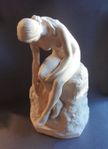 SKULPTUR AV P. BENTSEN-PEDERSEN * KVINNAN VID FONTÄNEN