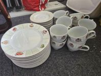 Kaffeservis med bakelsemotiv av Inger Åberg