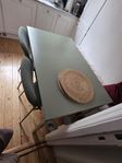Vihals utdragbart bord samt 2 stolar