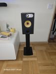 Bowers & Wilkins 685 i svart ask med svarta stativ