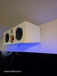 Bowers & Wilkins CM Centre 2 S2 med väggfästen