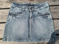 Minikjol denim.