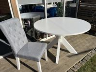 köksbord med 4 klädda stolar